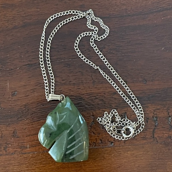 Natural nephrite jade hand carved large horse pendant & silver tone metal chain - Picture 3 of 7